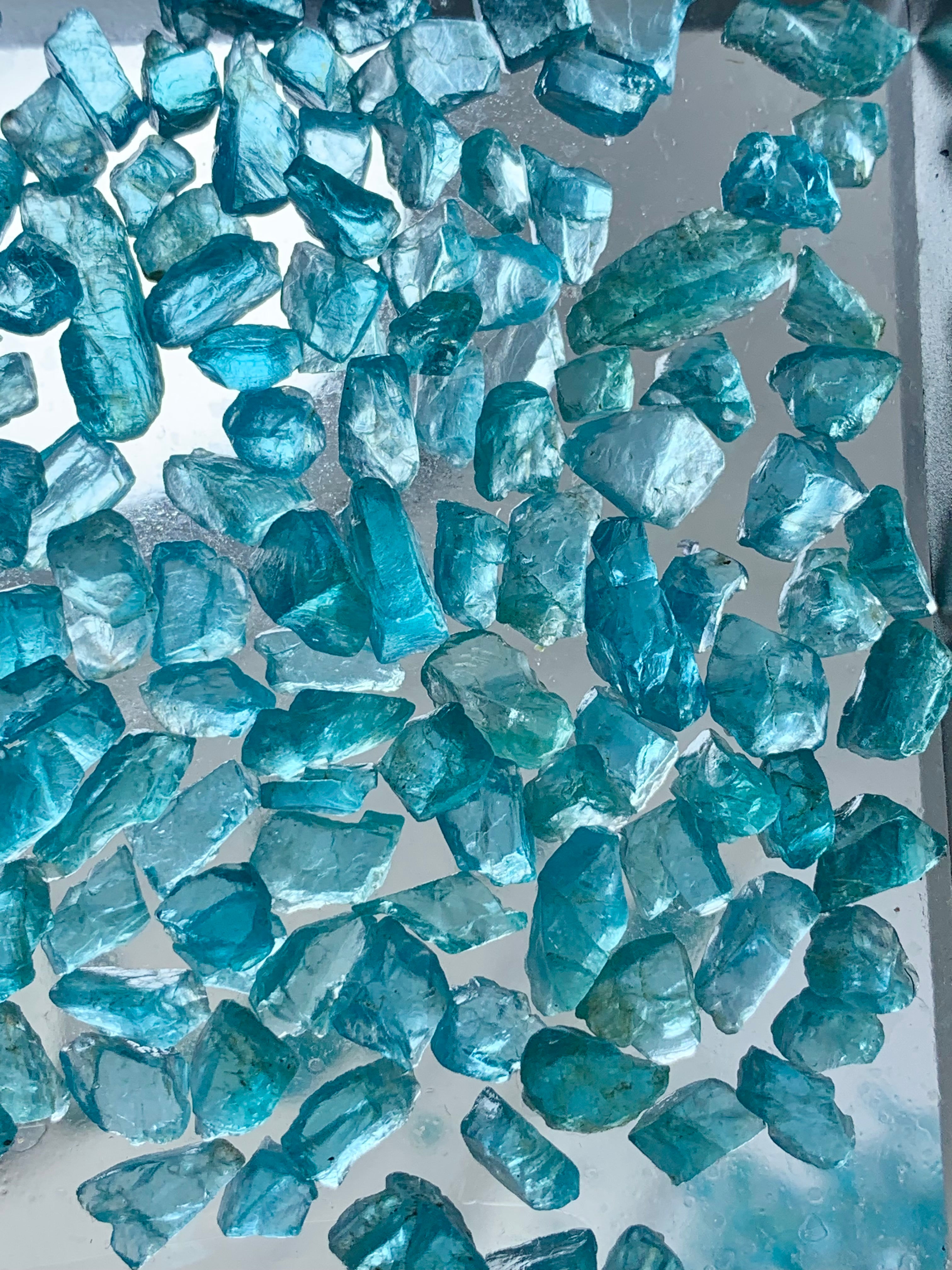 Neon blue apatite properties