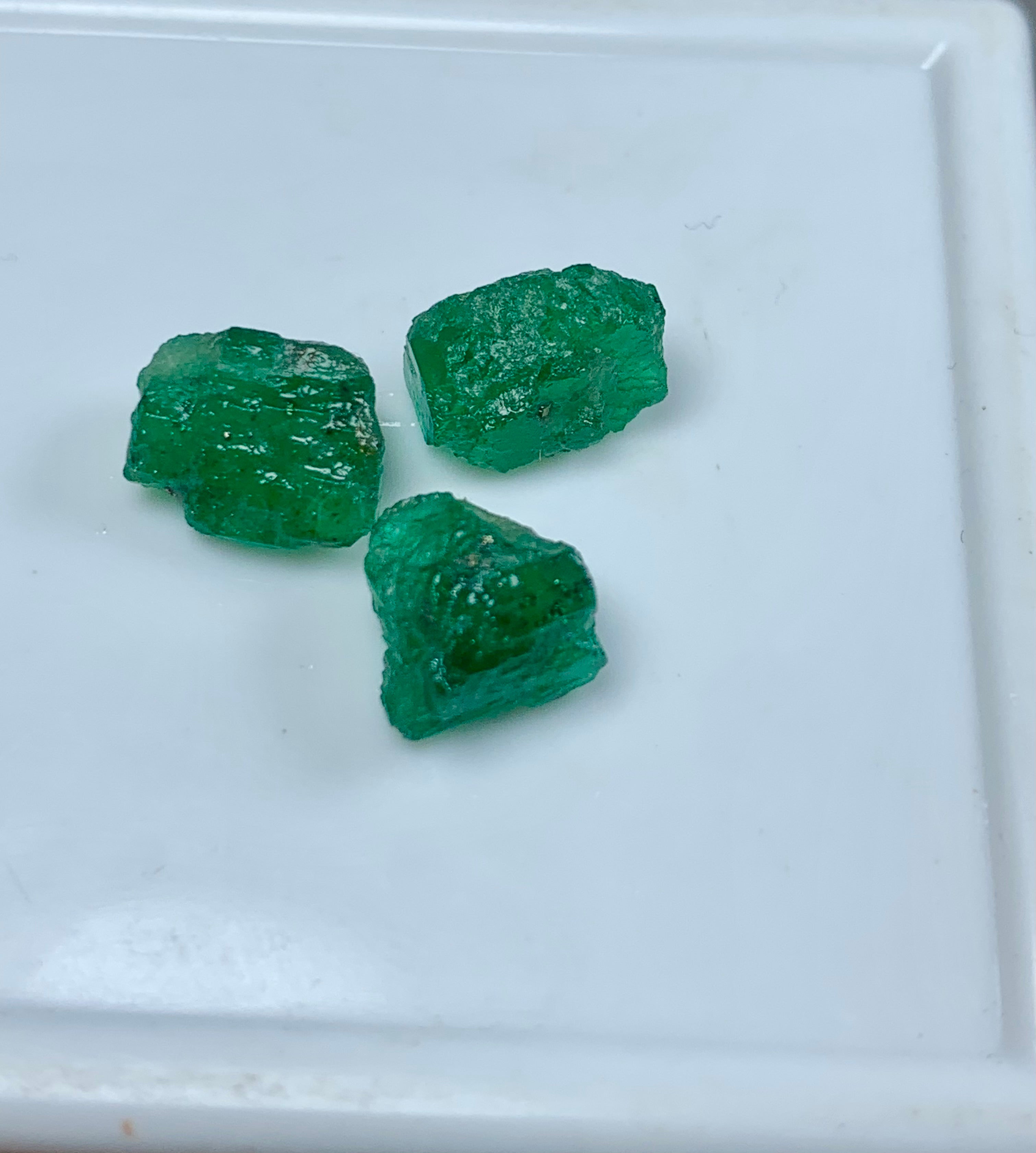 Rough emerald stones supply