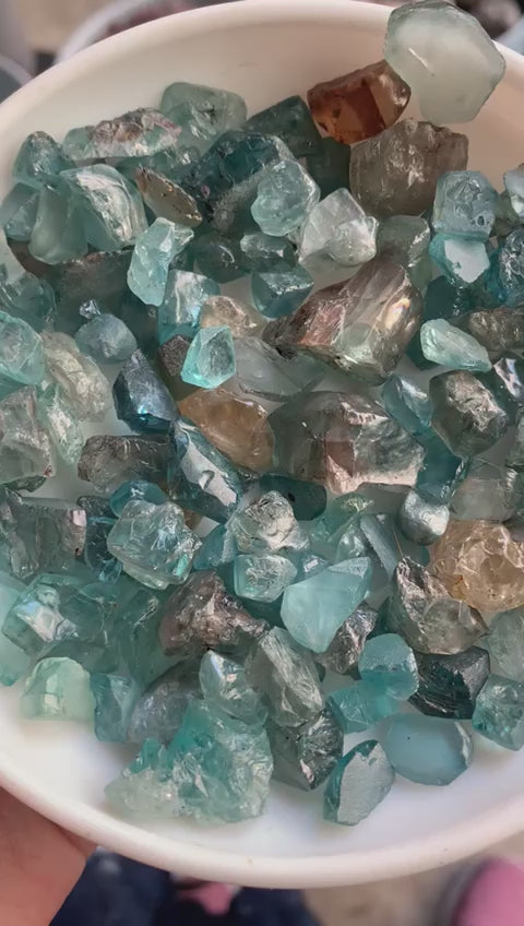 faceting rough gemstone zircon