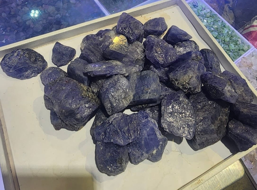 raw stone tanzanite