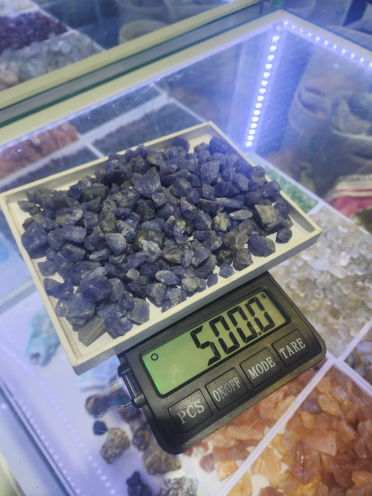 tanzanite for cabochons and carving