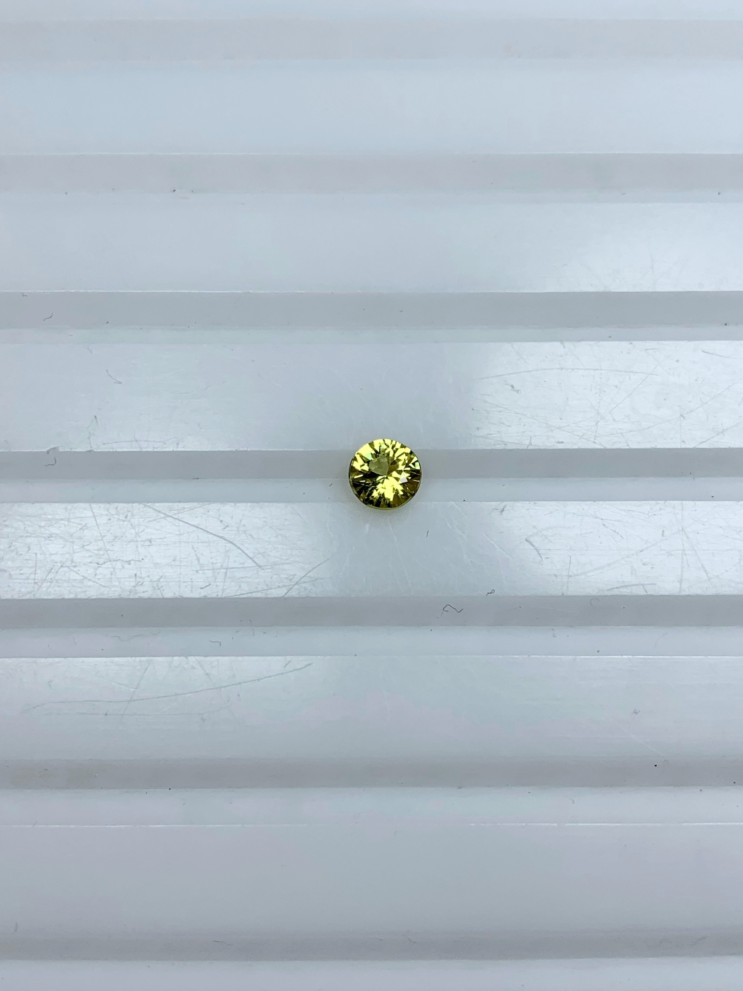 VVS yellow sapphire 0.50 carat round natural
