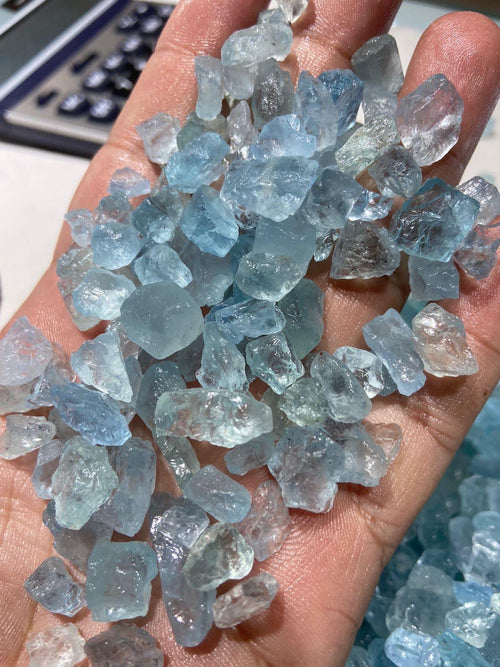 raw aquamarine gem
