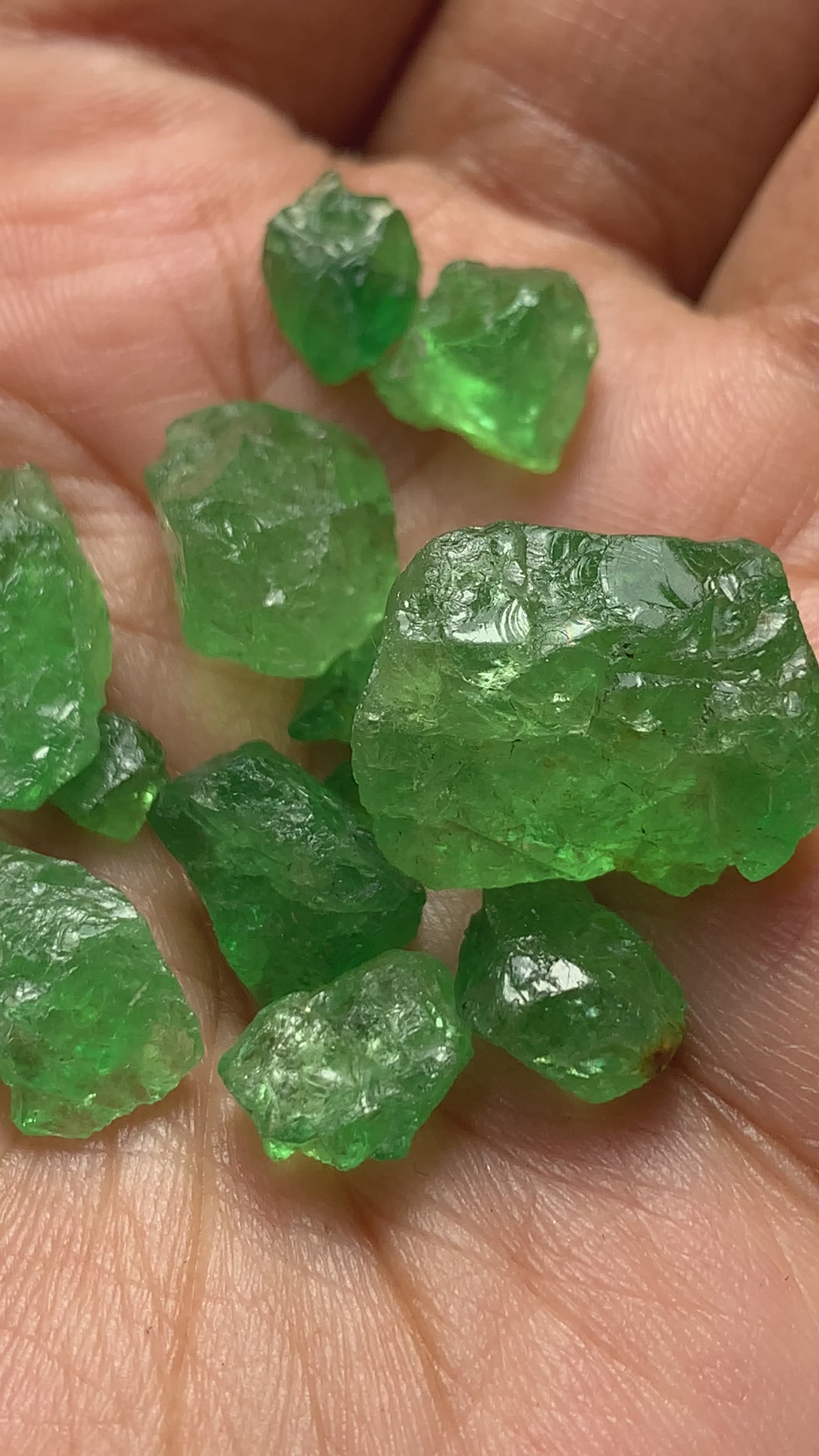 80 carats Natural Tsavorite Garnet - Vivid Green Gemstone for Jewelry Making and Collectors