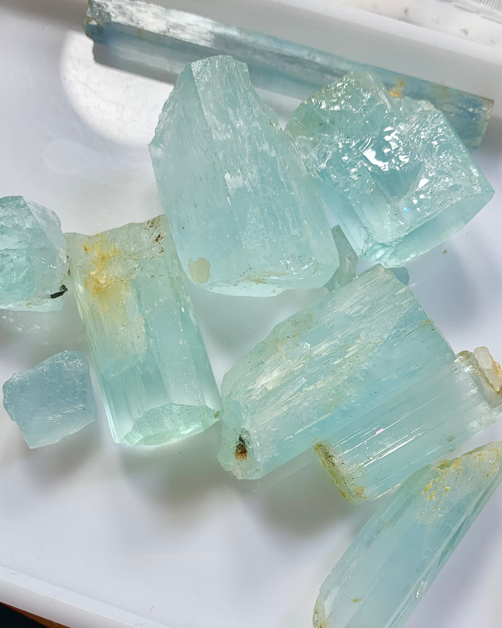 rough aquamarine facet grade natural stone