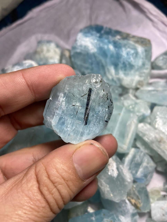 raw aquamarine gem

