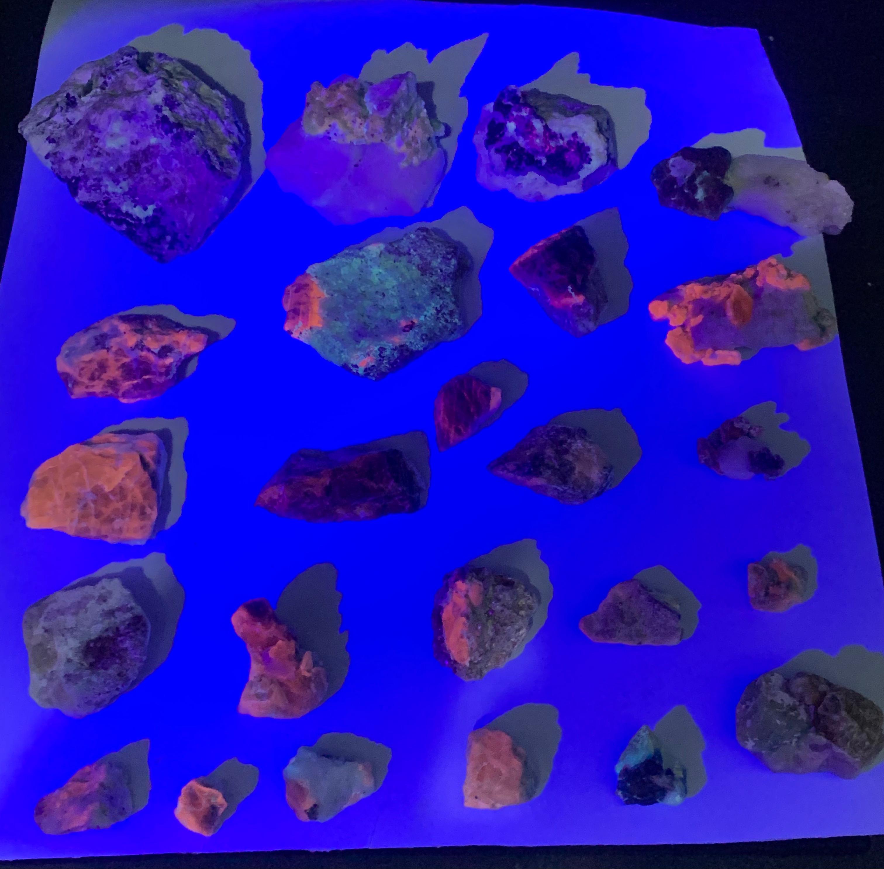 550 Gram Fluorescent Max Specimen Lot With 8 Grams  Peridot Specimen