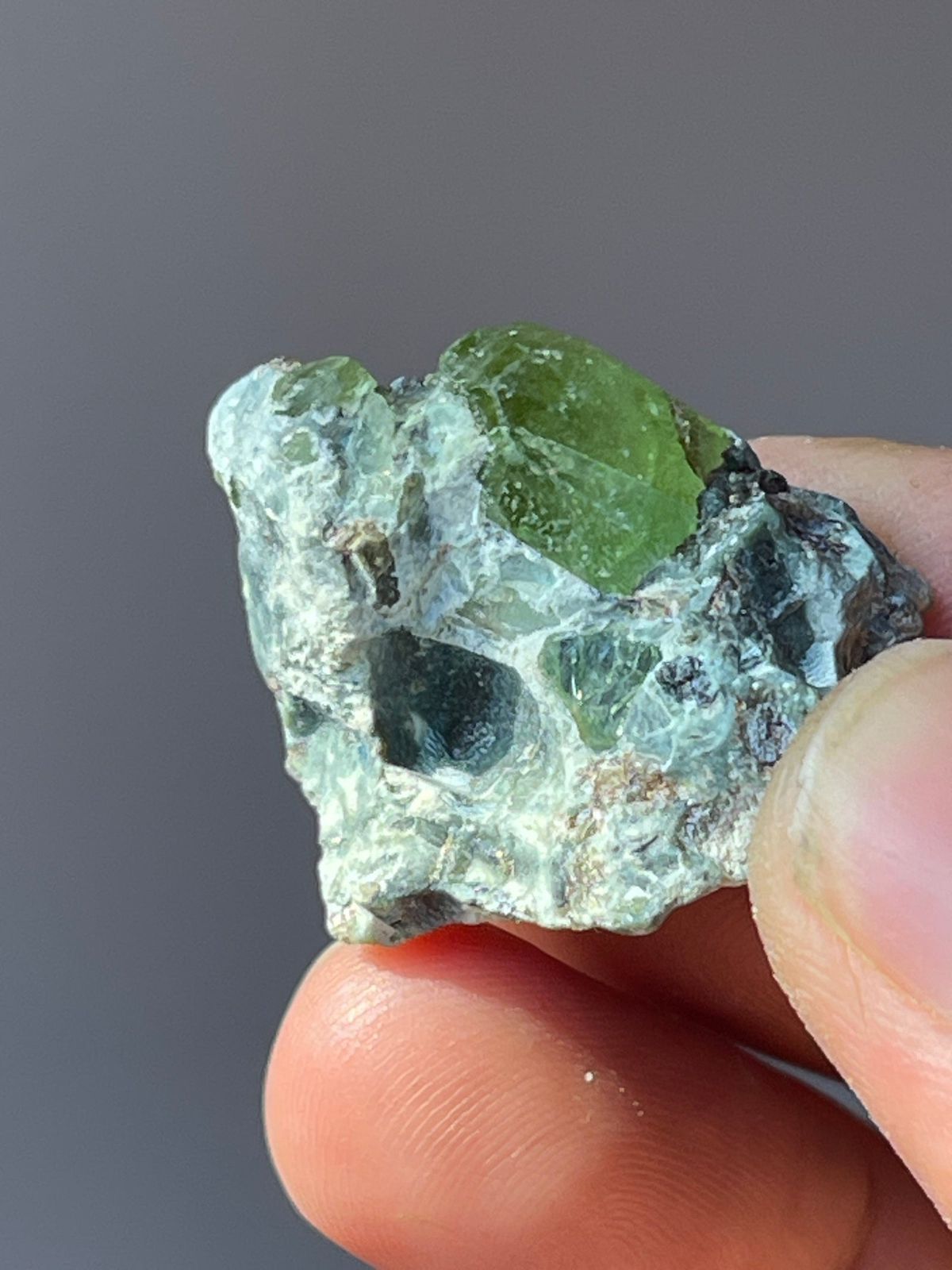 550 Gram Fluorescent Max Specimen Lot With 8 Grams  Peridot Specimen