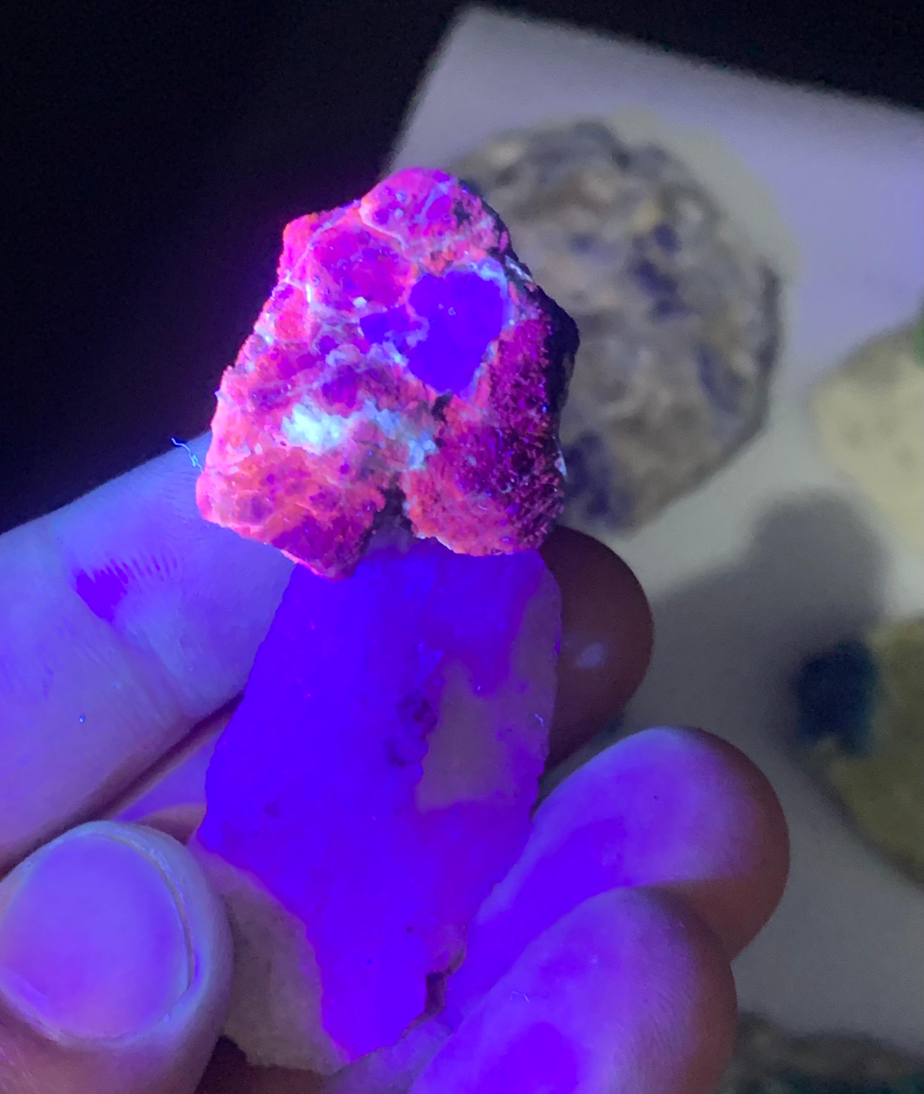 550 Gram Fluorescent Max Specimen Lot With 8 Grams  Peridot Specimen