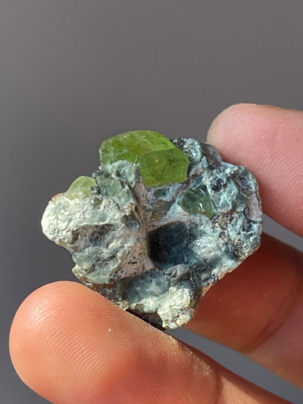 550 Gram Fluorescent Max Specimen Lot With 8 Grams  Peridot Specimen